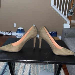 Size 8.5 - Olive Pump